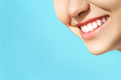 Sorriso perfeito de dentes saudáveis de uma jovem clareamento dos