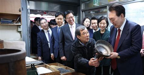 尹대통령 취임 후 처음으로 부산 동래시장 방문 상인 격려 조선비즈