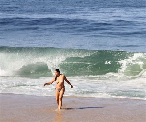 Giovanna Gold De Pantanal Dos Anos Faz Topless Em Praia Carioca