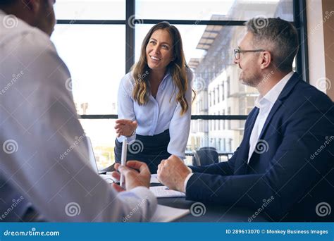 Reunião Da Equipe De Negócios Em Torno Da Mesa De Reuniões Do