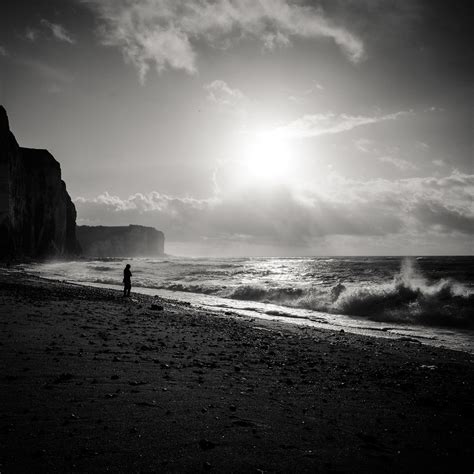 Seul face à la mer Noir et blanc d une personne affrontant Flickr