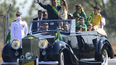 Bolsonaro dá início à solenidade do 7 de setembro hasteamento da