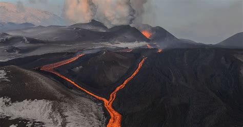 Russian Volcano Plosky Tolbachik Erupts World News Mirror Online