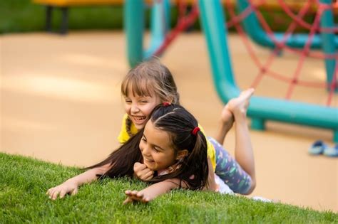 Portrait De Deux Soeurs De Petites Filles Qui Se Battent Dans L arrière