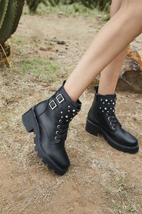 ¡agrega Unas Botas Rockeras A Tu Look Botas De Tobillo Vestido