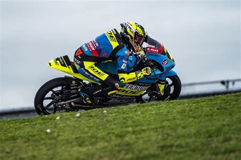 Triplete Iván Ortolá remonta para estrenarse en Moto3 por delante de