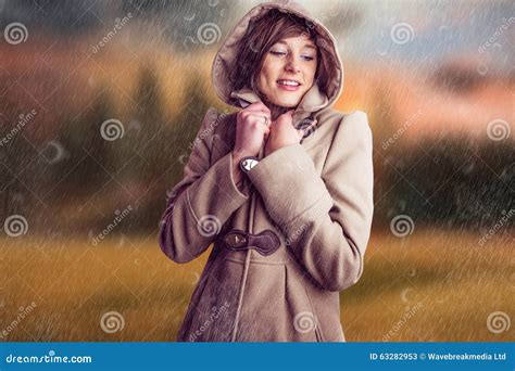 Imagem Composta Da Mulher De Sorriso No Revestimento Do Inverno Imagem