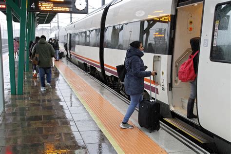 Usuarios Del Tren Se Quejan De Que Con El Adelanto Horario Llegan Muy