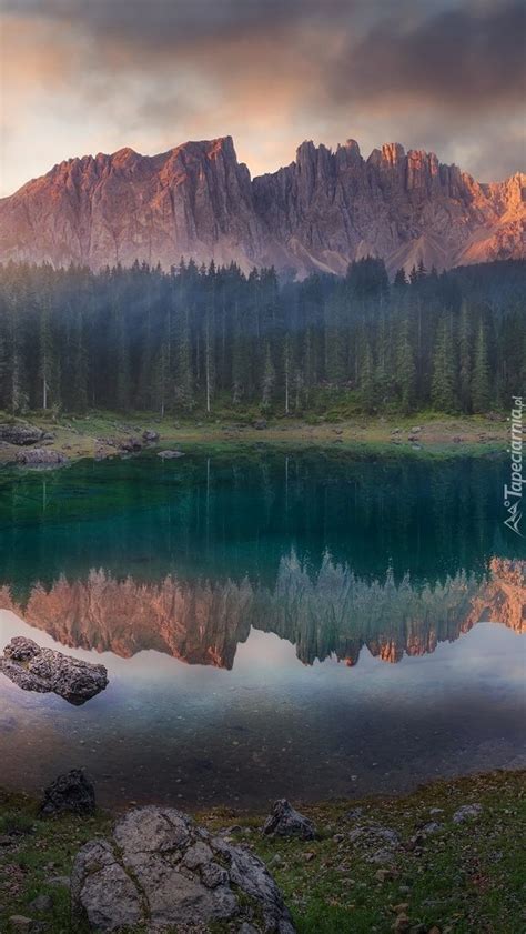 Odbicie Dolomit W W Jeziorze Lago Di Carezza Tapeta Na Telefon