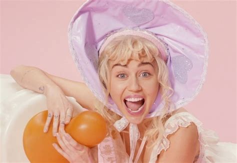 Miley Cyrus Se Transforma Em Um Bebezão No Clipe De Bb Talk