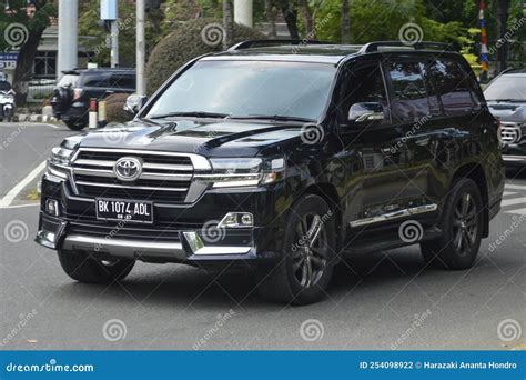 2020 Toyota Land Cruiser Vxr 45 4wd V8 Fotografía Editorial Imagen De Coches Indonesia 254098922