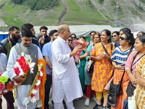 जनता दल यूनाइटेड के नेता अमरनाथ यात्रियों से बातचीत करने बालटाल बेस