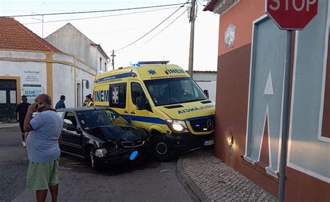 Ambulância dos Bombeiros da Golegã envolvida em acidente Jornal O