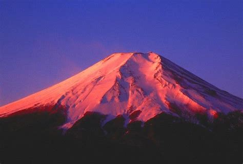 冬季限定で富士山が冠雪（かぶさるように降り積もった雪）した状態で朝日に照らされ赤く染まった富士山を指します。ちなみに冠雪していない富士山の山肌