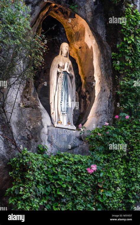 Lourdes Suroeste De Francia En La Gruta De Massabielle Donde Se