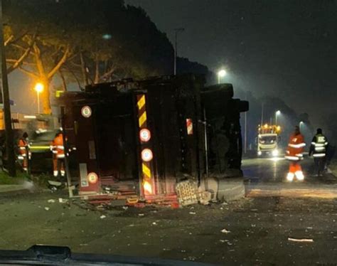 Grave Incidente A Roma Scontro Frontale Tra Un Mezzo Ama E Un Auto