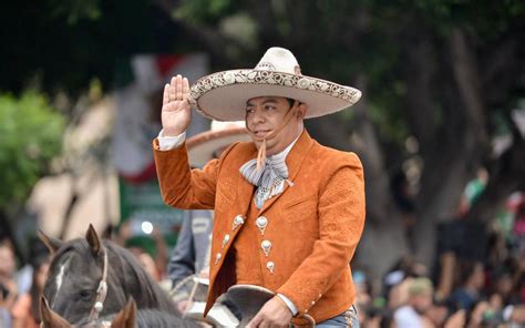 Ricardo Gallardo encabeza desfile cívico militar de independencia El