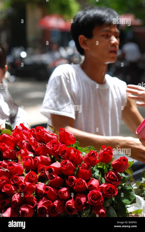 Hanoi Rose Vendor Hi Res Stock Photography And Images Alamy