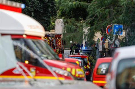 Paris un automobiliste fonce sur la terrasse dun café et fait un