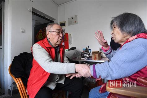 武汉好人从古稀到耄耋之年，11年为2万多人次提供健康志愿服务，83岁吴传斌演绎社区版“医者仁心”老人居民生活