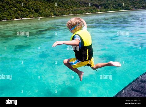 Les Enfants Sautent Dans La Mer Vacances En Yacht Avec L Enfant Sur