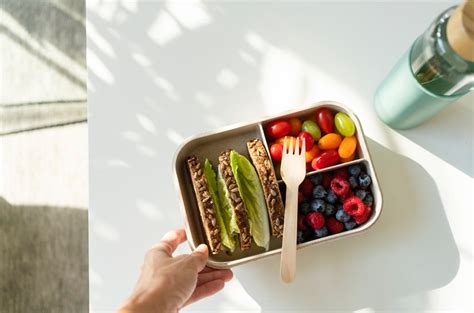 6 Cool Lunch Boxes for Adults That Will Keep Your Food Fresh in Style ...