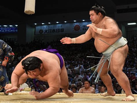 大相撲名古屋場所：嘉風を送り出し 白鵬「体が動いてる」 写真特集46 毎日新聞