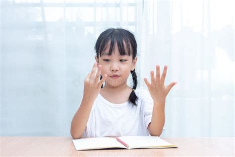 Petite Fille Chinoise Asiatique Buvant Une Tasse De Lait Image Stock