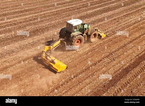 Themenfoto Landwirtschaft Ein Landwirt Faehrt Mit Seinem Traktor