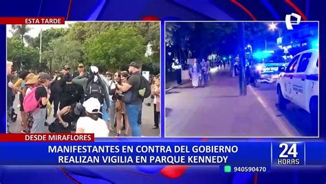 Policías desalojan a manifestantes que realizaban vigilia en el parque