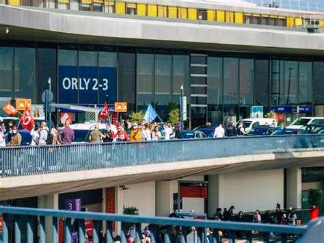 Delays and canceled flights. Chaos at the airport in Paris