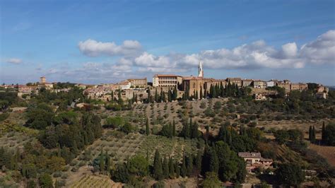 Pienza aerial view in Tuscany, Italy 16362359 Stock Video at Vecteezy