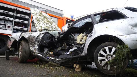 Unfall Auf Der A5 Bei Hartheim Ein Toter Und Eine Schwerverletzte