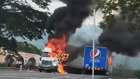 Sujetos encapuchados incendian dos vehículos en Venustiano Carranza