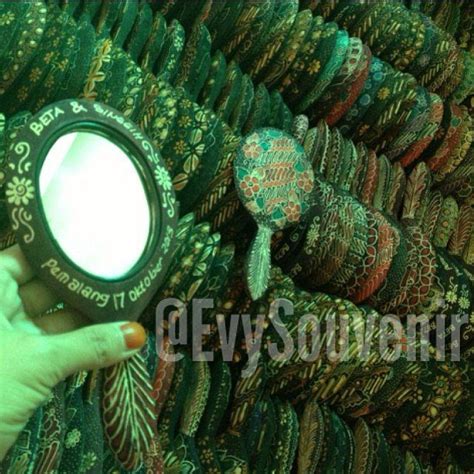 Souvenirkacabatik Batik Souvenir Kaca Oval Ukuran Panjang 9cm Tinggi