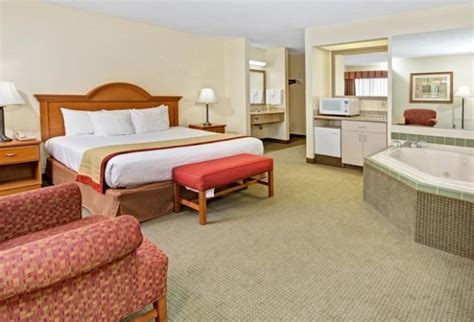 8 Hotels With Hot Tub In Room In Indianapolis, Indiana