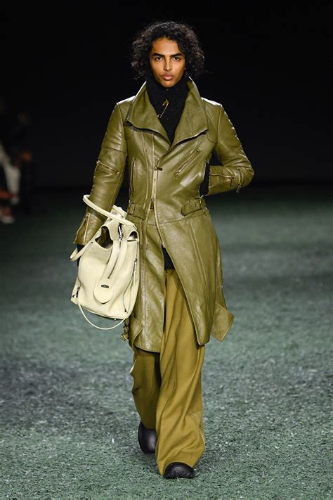 Burberry Fall Ready To Wear Runway Fashion Show Collection