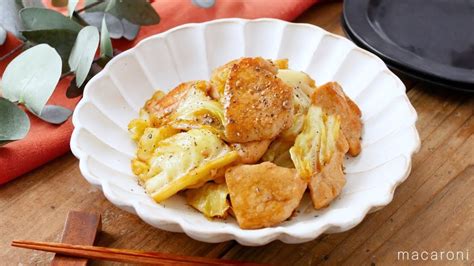 【鶏むね肉とキャベツのガリバタ炒め】鶏むね肉とキャベツで簡単おかず！ご飯が進む♪｜macaroni（マカロニ） Sooq ソークチキン