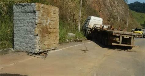 BLOCO DE GRANITO CAI DE CARRETA NA RODOVIA PEDRO COLA EM CASTELO