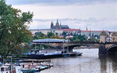 Největší výtlak v historii Na Vltavě roste plovoucí scéna Prague