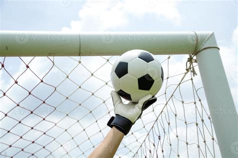 Atrapar La Pelota Atrapar Pelota De Futbol Foto De Stock Y Mas Banco