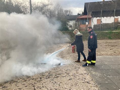 Feuerlöscher Übung in der Schule