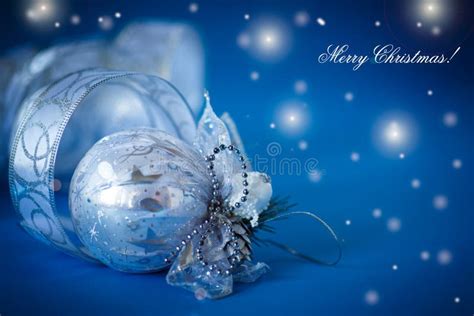 Kerstkaart Met Blauwe Bal Stock Afbeelding Image Of Kleur