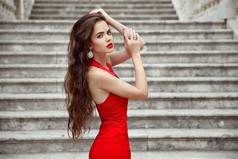 Belle Fille De Brune Dans La Robe Rouge Avec Le Long Posi Sain De Cheveux Photo Stock Image Du