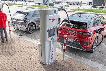 Neuzulassungen Elektro Autos März 2022 Tesla betoniert