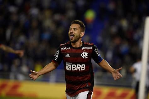 Everton Ribeiro celebra marca histórica pelo Flamengo nas redes sociais