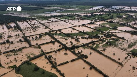 Cicl N Eta Deja Decenas De Muertos Por Derrumbes E Inundaciones En