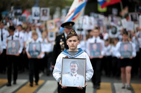 Stalintijden Herleven In Poetins Rusland Nu Klikken Van Staatswege Wordt Aangemoedigd De