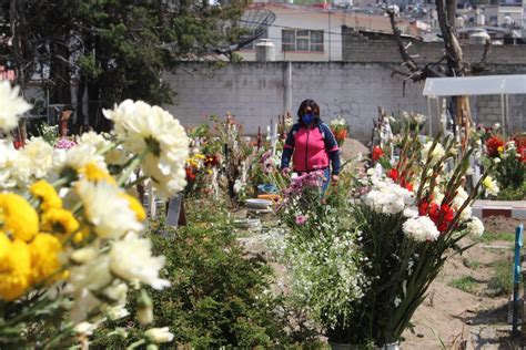 Colocan Flores En Cerca De Mil L Pidas De Los Panteones De Toluca