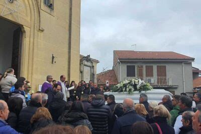 Addio A Un Angelo Tutto San Costantino Calabro Ai Funerali Del